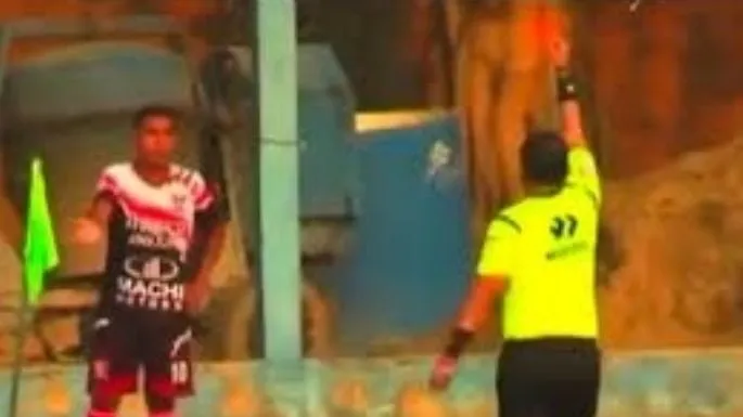 Expulsan a futbolista de juego en Perú por orinar en el campo