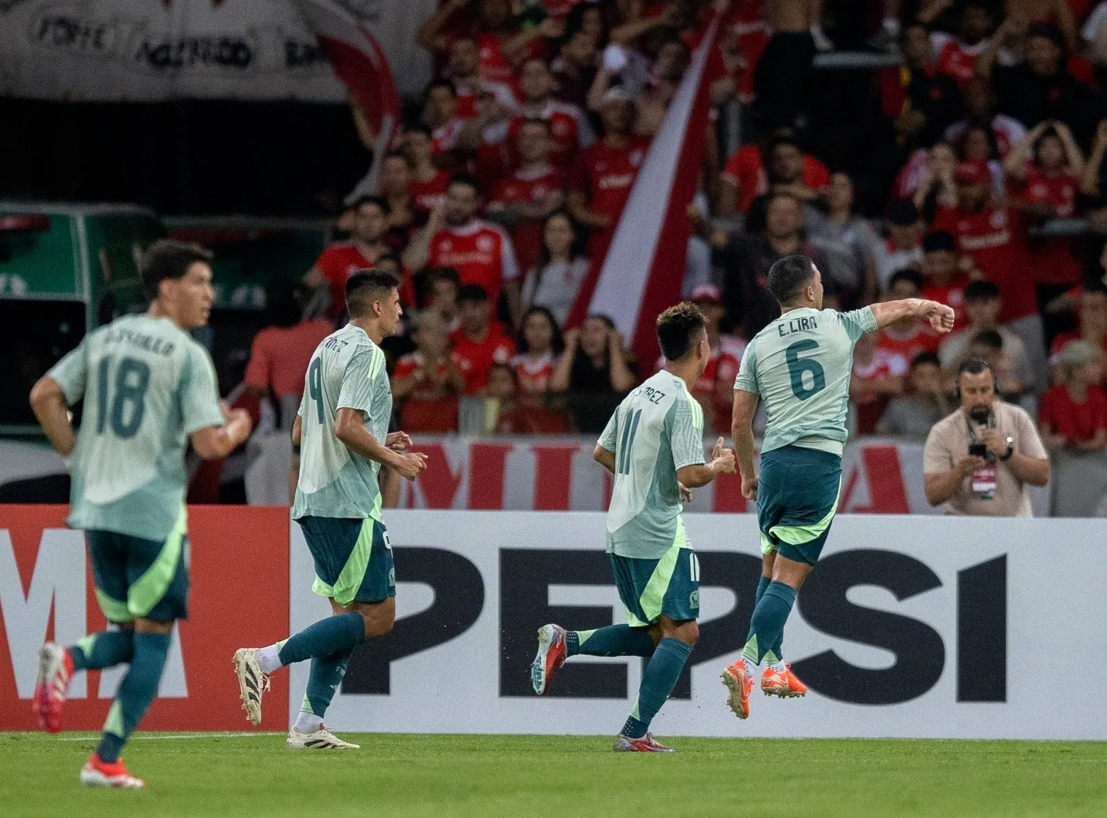 Con equipo alternativo, México se impone en amistoso ante el Internacional de Brasil (Videos)