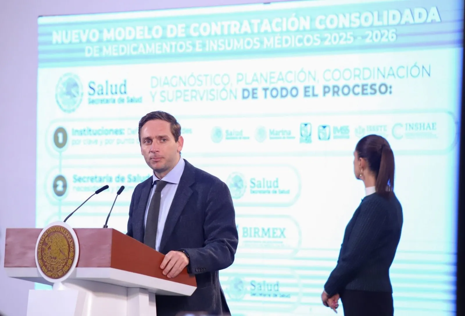 Gobierno de Sheinbaum arranca diálogo con farmacéuticas para abasto de medicamentos