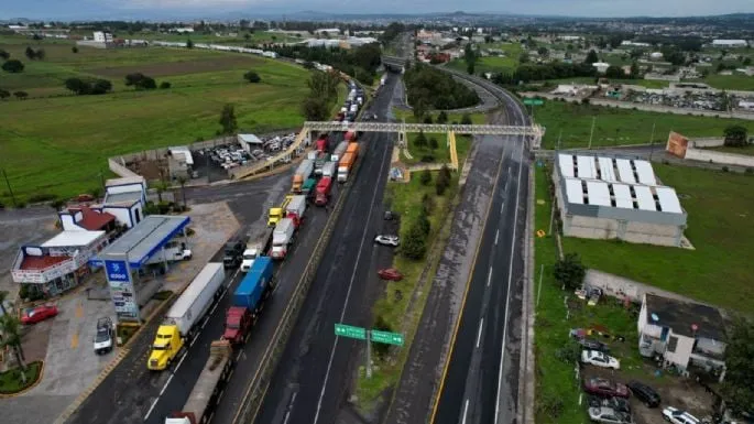 Arco Norte lleva más de 30 horas de bloqueo; AMLO califica de “oportunista” a su abogado