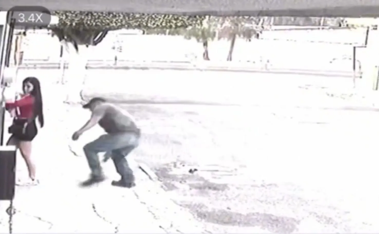 Sujeto acecha a una joven, corre hacia ella y le muerde un glúteo en calles de Celaya (Video)