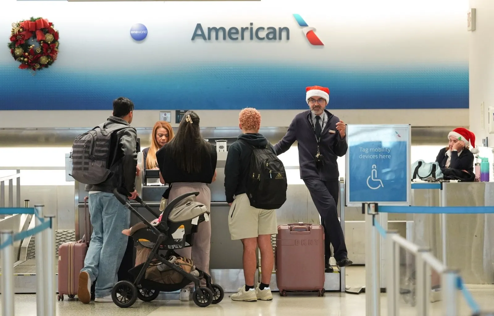 Operaciones de American Airlines se reanudan tras problema técnico que afectó vuelos en EU