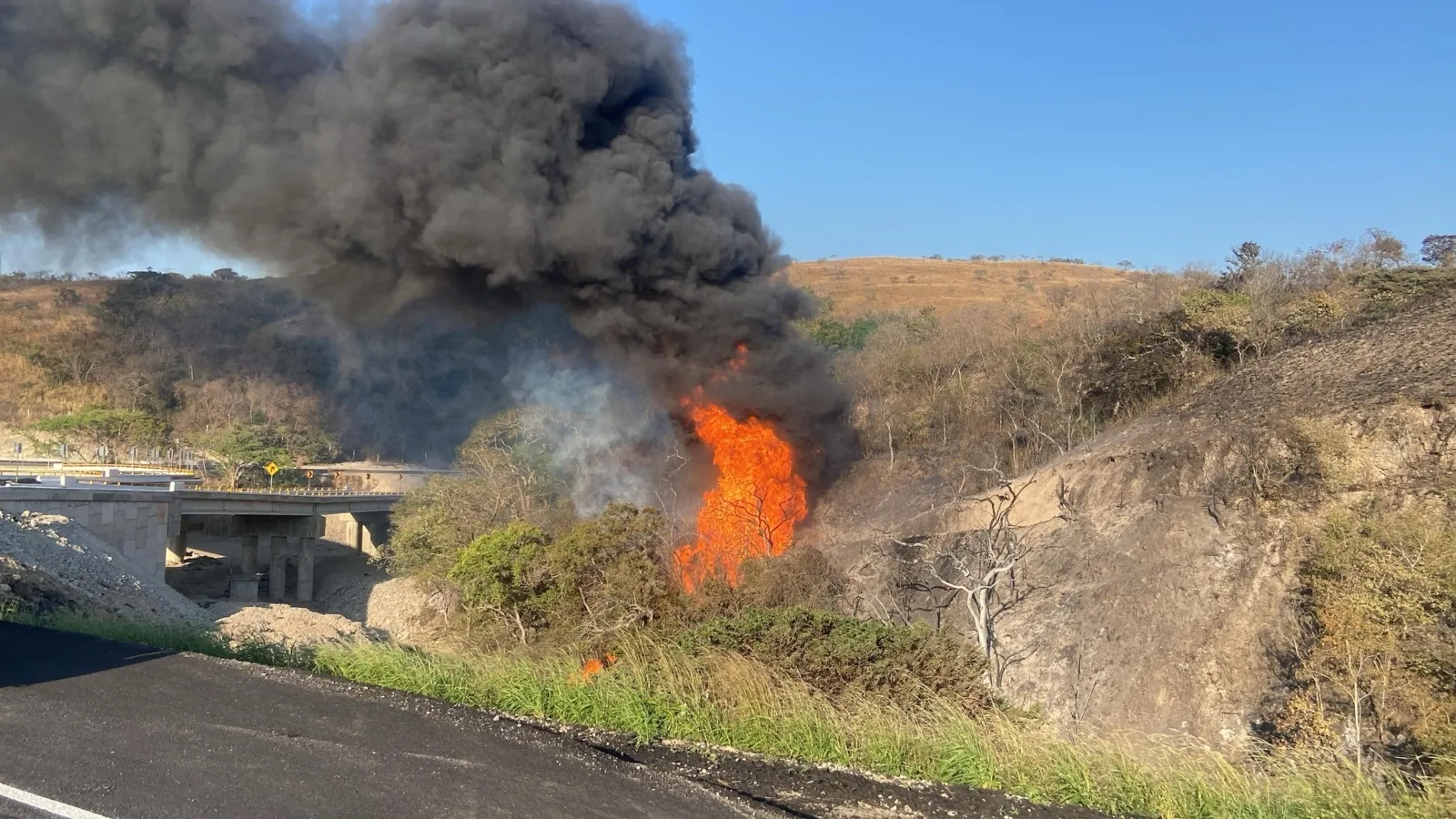 Se incendia ducto de Pemex y suspenden el tránsito en la carretera Transístmica de Oaxaca