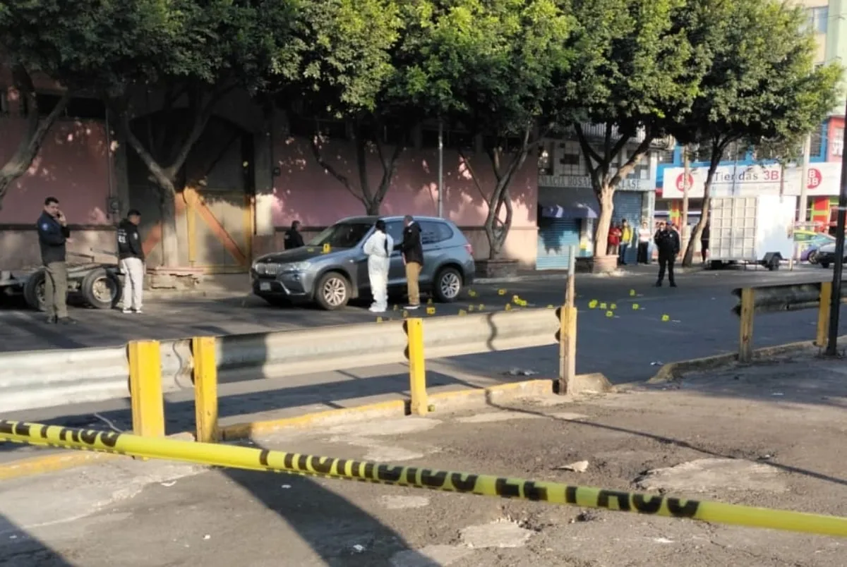 Ejecutan al conductor de una BMW en Iztacalco; una mujer resulta herida