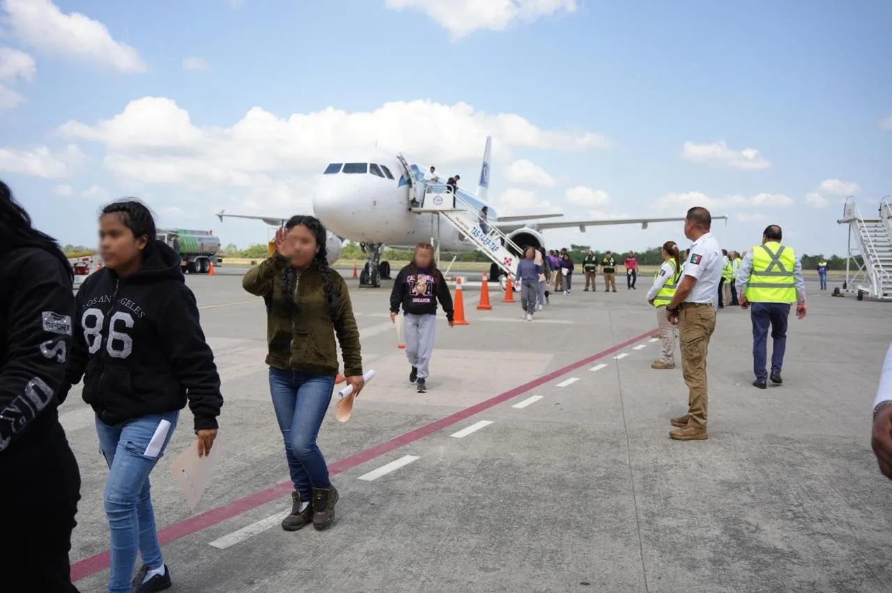 Avión aterriza en Tapachula con 122 migrantes mexicanos deportados de EU