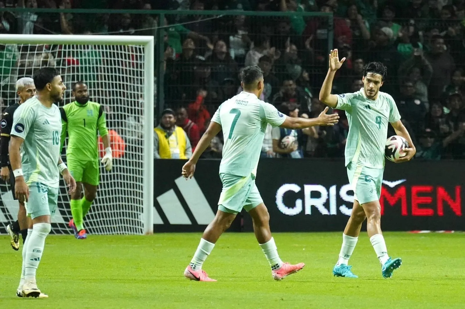 México golea 4-0 a Honduras y avanza al Final Four de la Concacaf