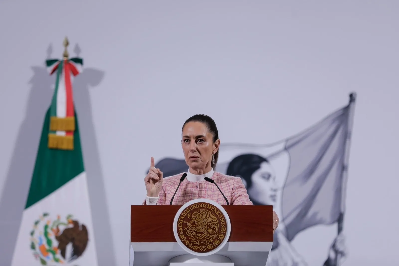 Sheinbaum pide apoyar a mexicanos desempleados por incendios en Los Ángeles