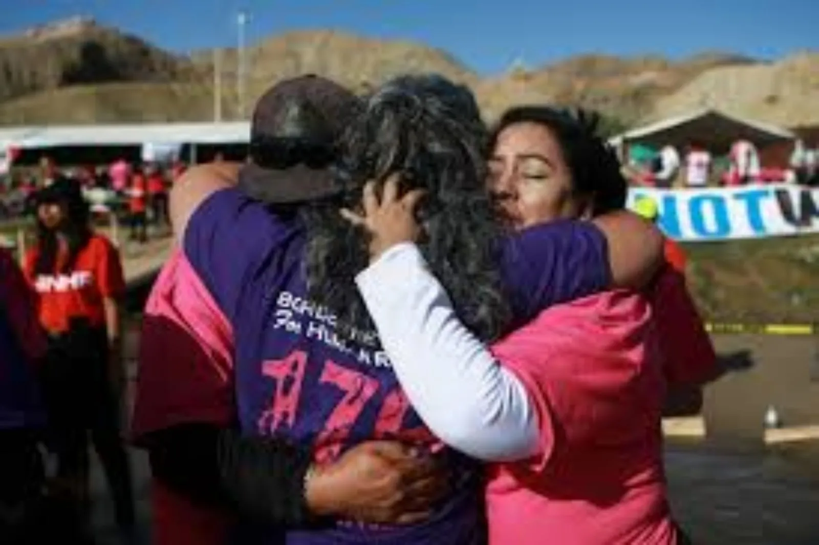 Casi 200 familias separadas por la frontera entre EU y México se reúnen brevemente en evento anual