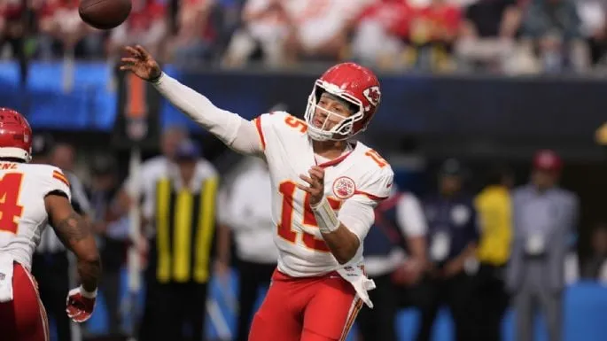 Mahomes y Kelce ayudan a Chiefs a remontar para vencer 17-a Chargers