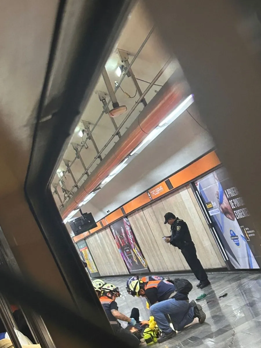 Hombre atacó a pasajeros del Metro Tacubaya y luego se aventó a las vías del tren (Video)