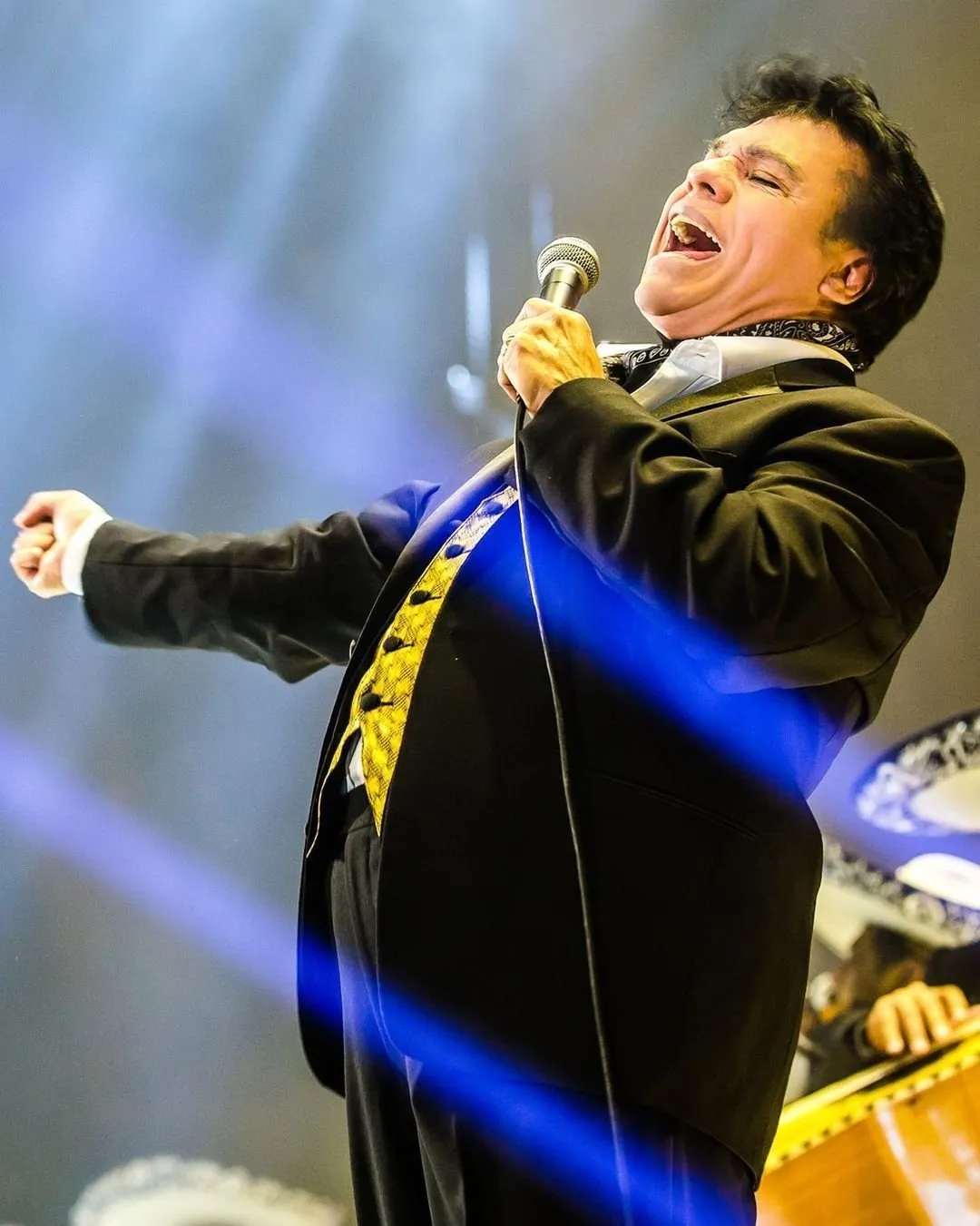 Netflix anuncia serie documental sobre Juan Gabriel (Video)