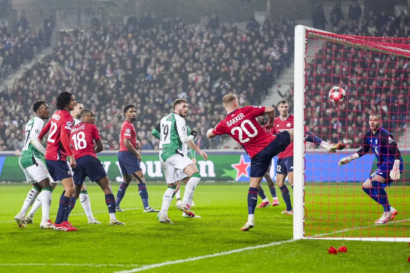 Santiago Giménez anota en la goleada al Feyenoord; van a playoff de Champions (Video)