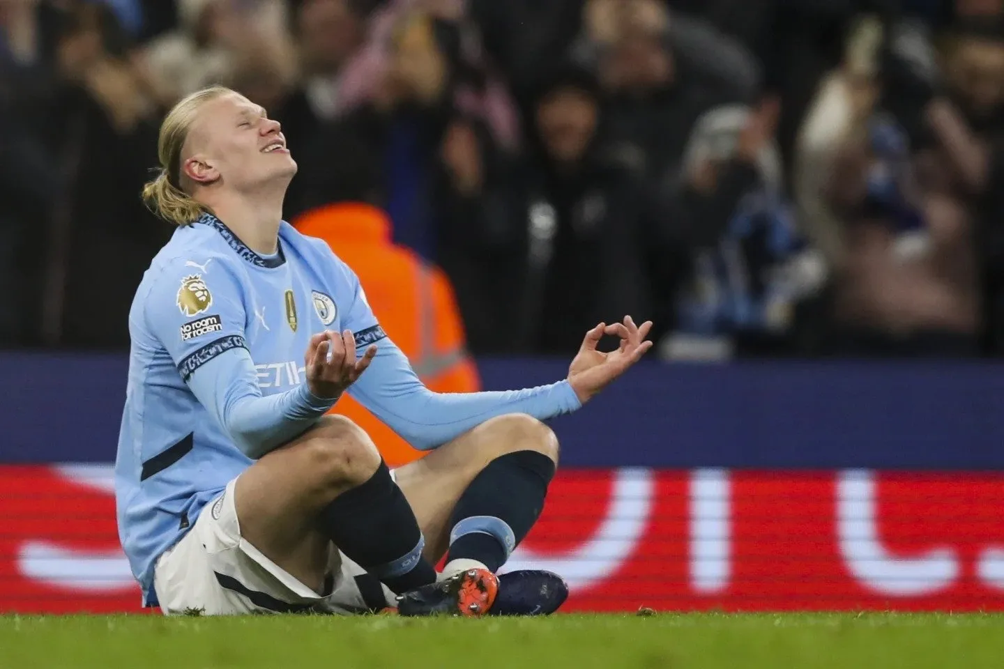 Manchester City remonta y vence 3-1 al Chelsea, mientras el Liverpool sigue como líder general