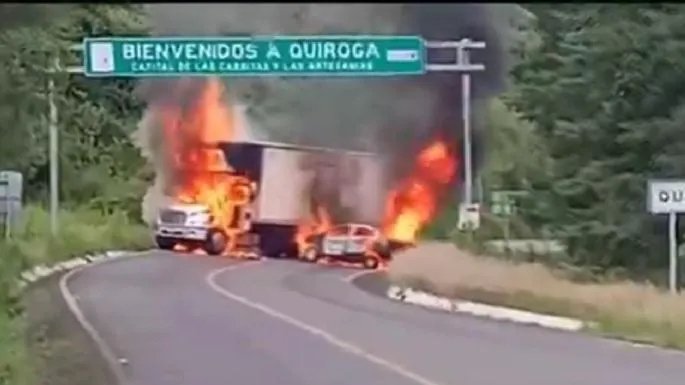 Balaceras, bloqueos y quemas de autos azotan a Michoacán (Video)