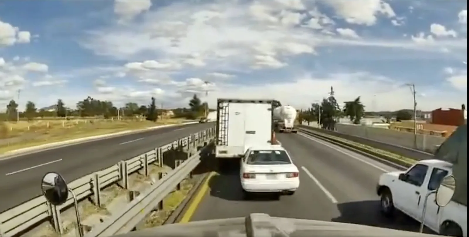 Así embistió un tráiler a un automóvil en la Puebla-Orizaba: dos muertos (Video)