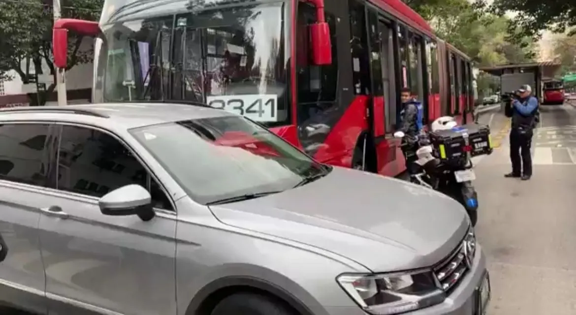 Chocan Metrobús y una camioneta en la Narvarte; hay 12 lesionados