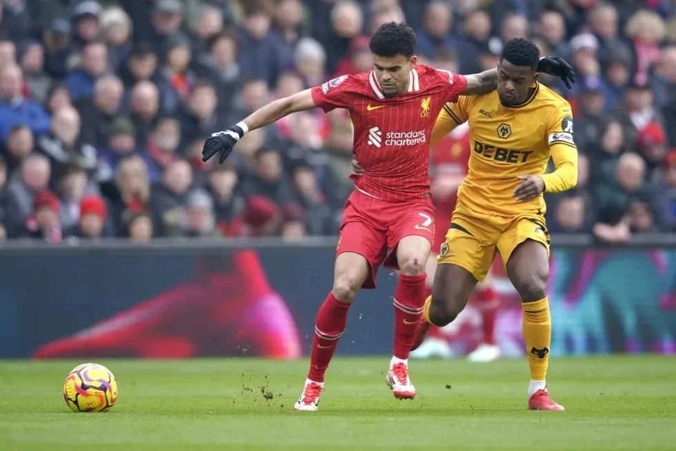 Luis Díaz y Mohamed Salah afianzan a Liverpool en la cima de la Liga Premier