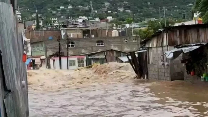 Caudal crecido del río Huacapa por John se lleva casas de habitantes en Chilpancingo (Videos)