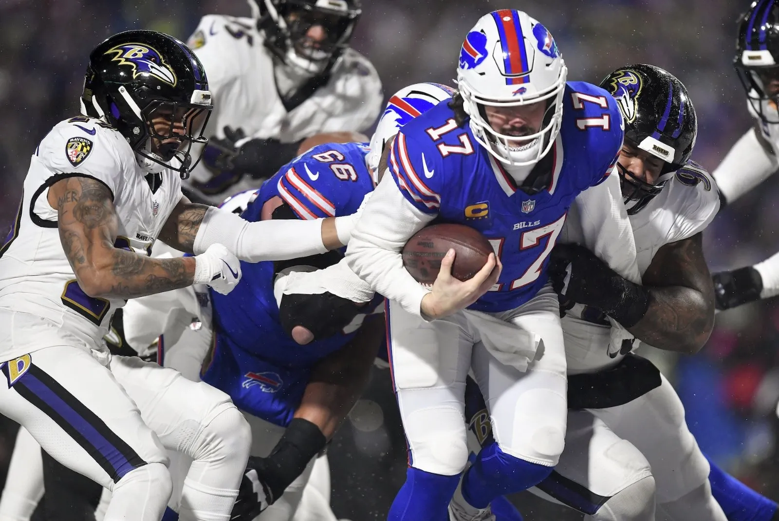 Josh Allen anotó dos touchdowns corriendo en el triunfo de Bills sobre Ravens (Video)