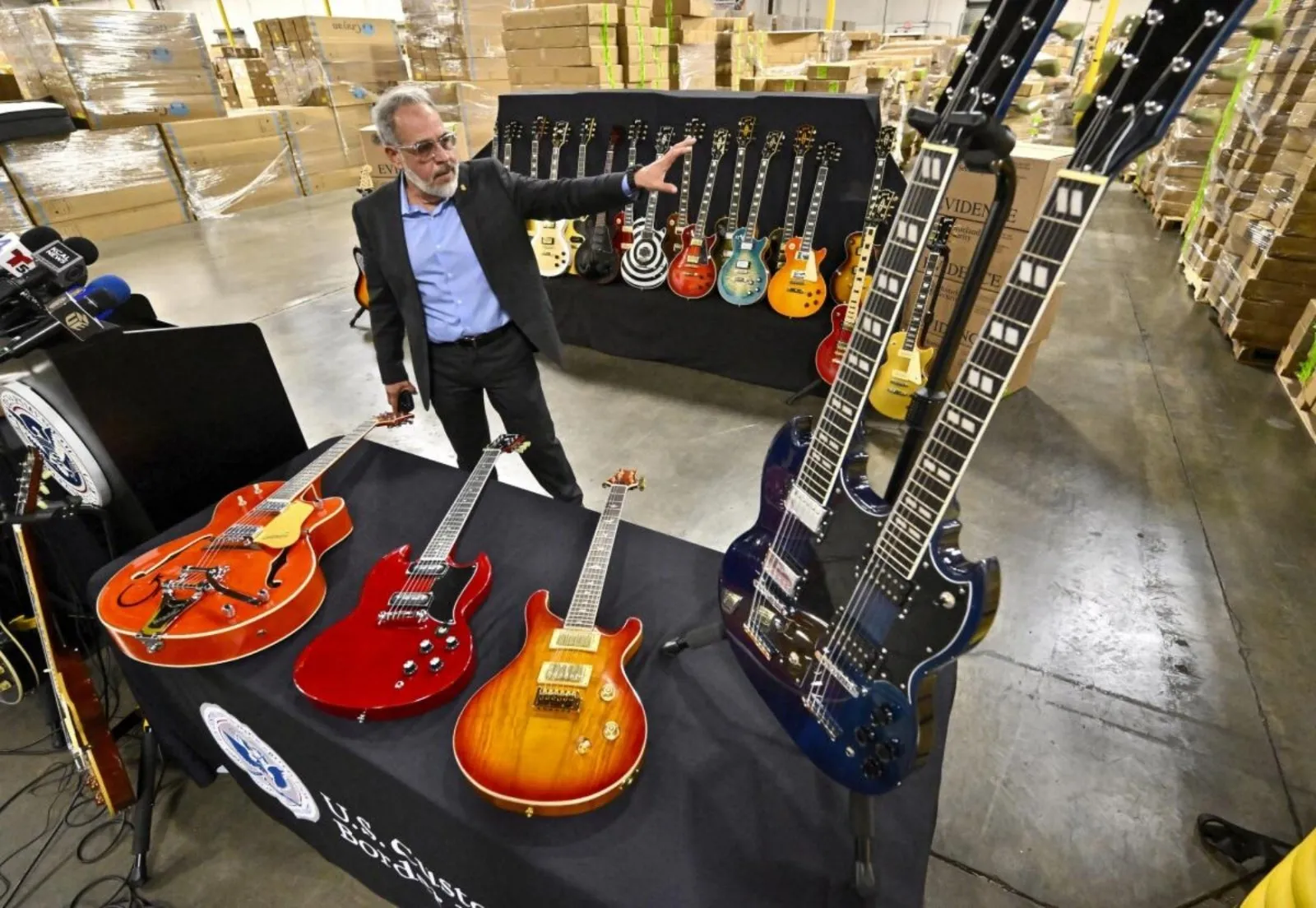 CBP incauta más de 3 mil guitarras Gibson falsas en el puerto de Los Ángeles