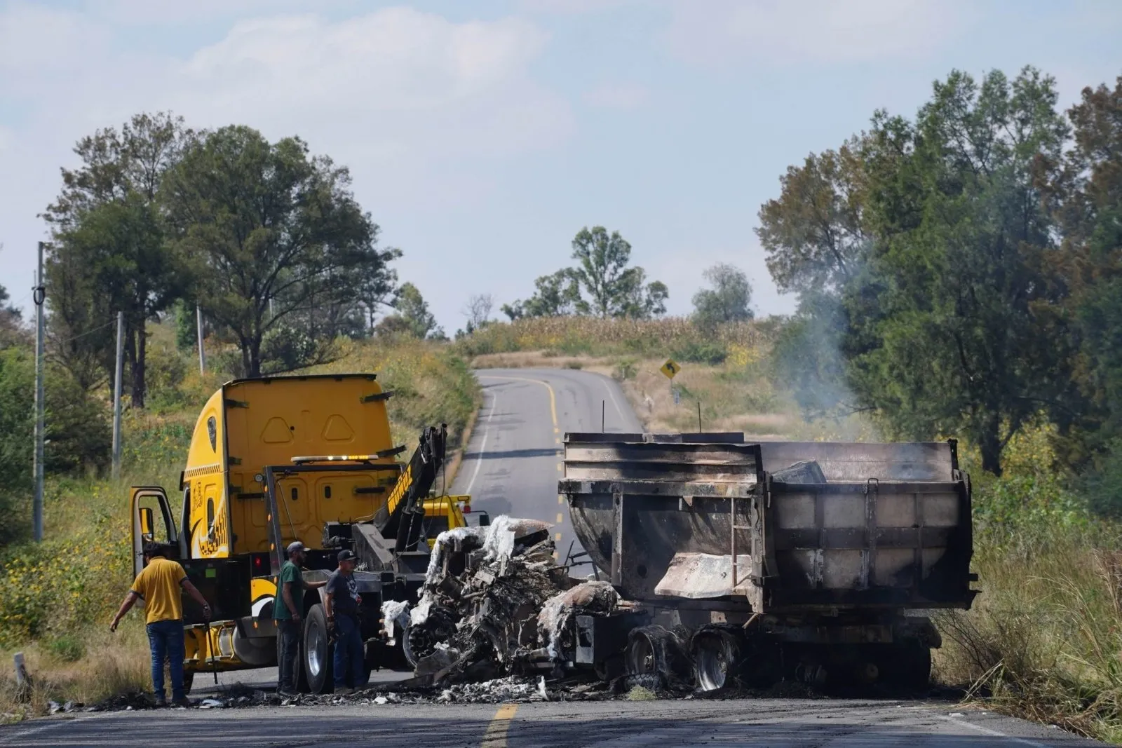 Atacan a policías y bloquean al menos cuatro carreteras en Michoacán