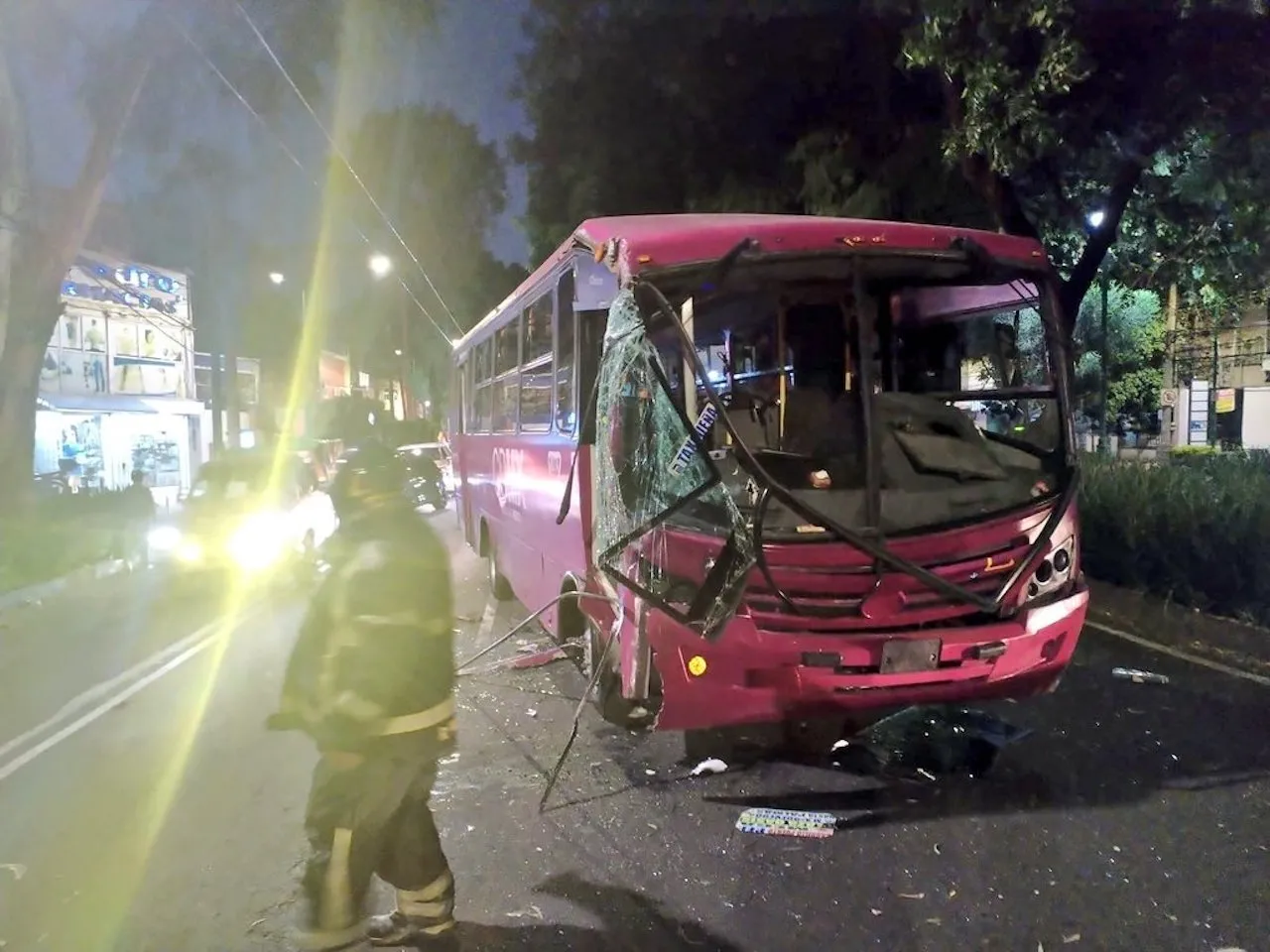 Choca autobús en Miguel Ángel de Quevedo en Coyoacán; reportan siete lesionados