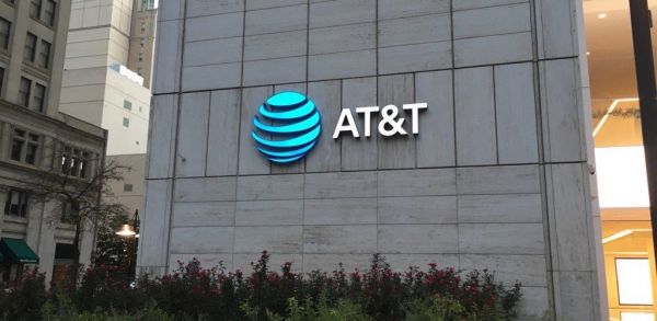 Ante alza en precio, AT&T devuelve espectro