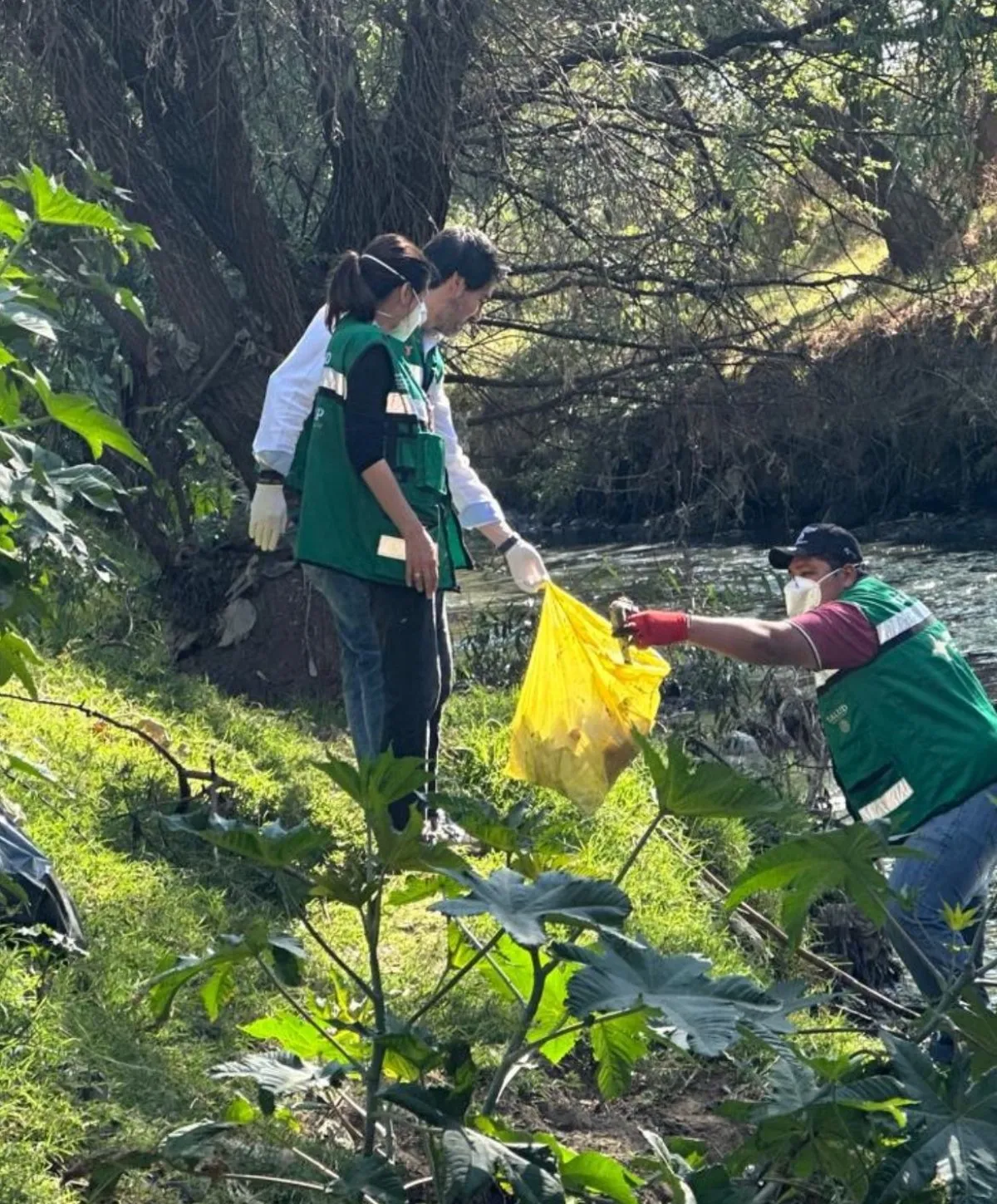 Limpian el Río Atoyac un día antes de que Sheinbaum vaya a limpiar