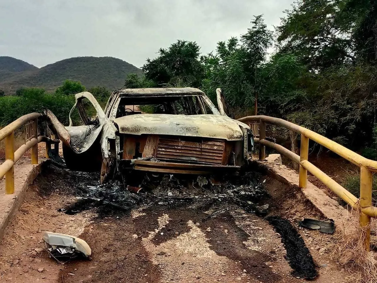 Mueren calcinadas dos personas por mina terrestre en Apatzingán; iban en camioneta blindada