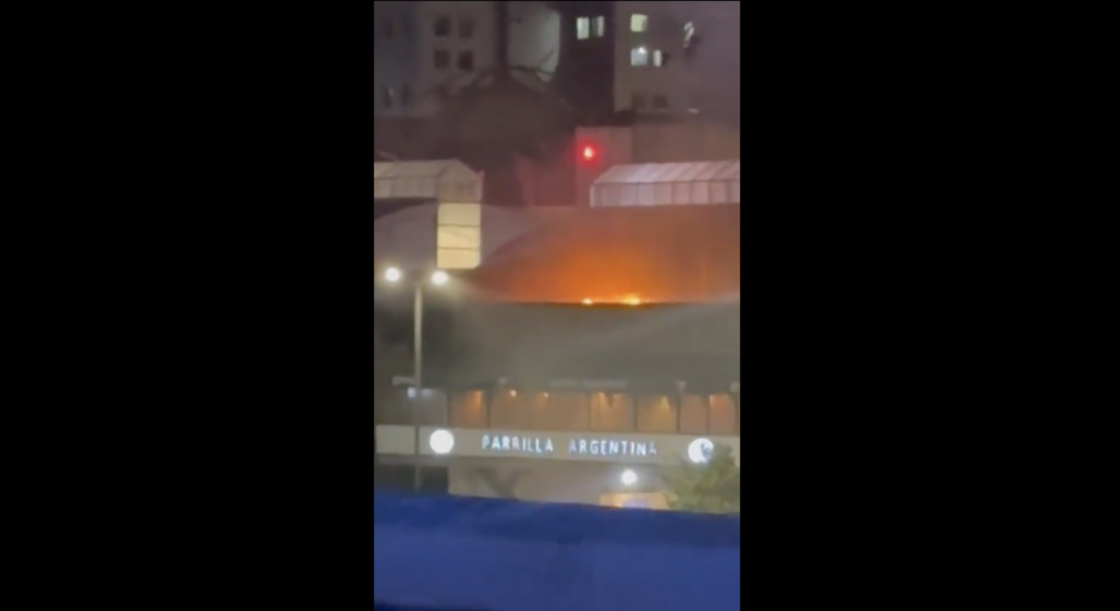 Se incendia restaurante en el Centro Comercial Santa Fe en CDMX (Video)