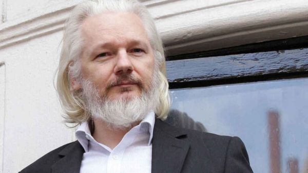 AMLO ofrece asilo político a Julian Assange.