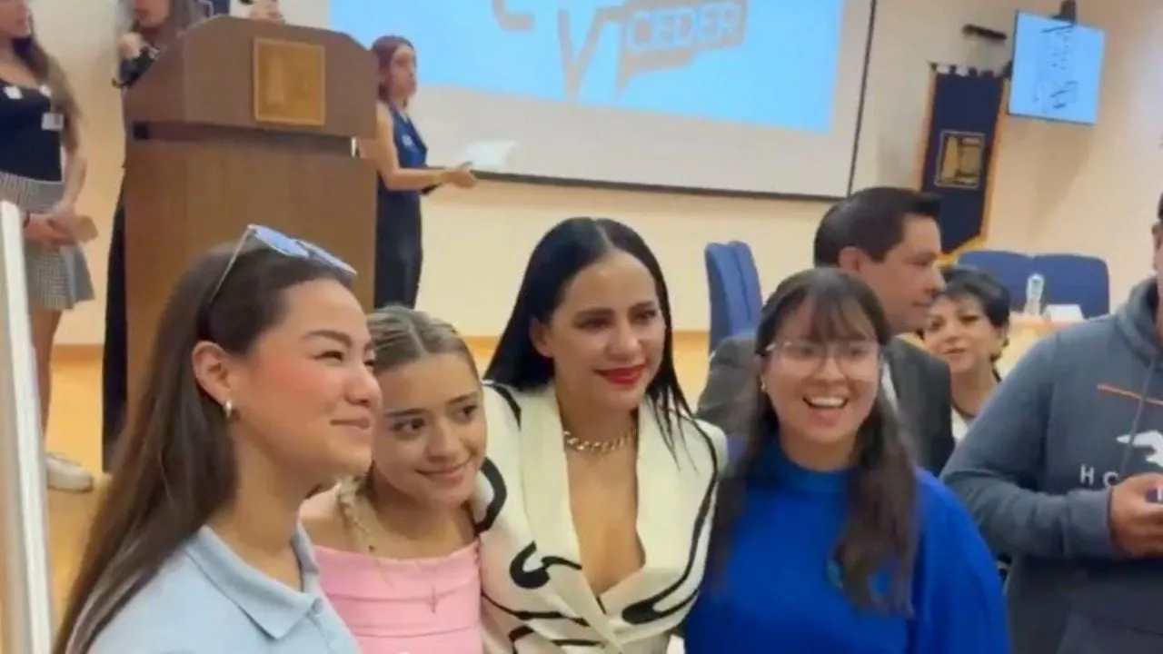 Sandra Cuevas reaparece en conferencia en la FES Aragón (Videos)
