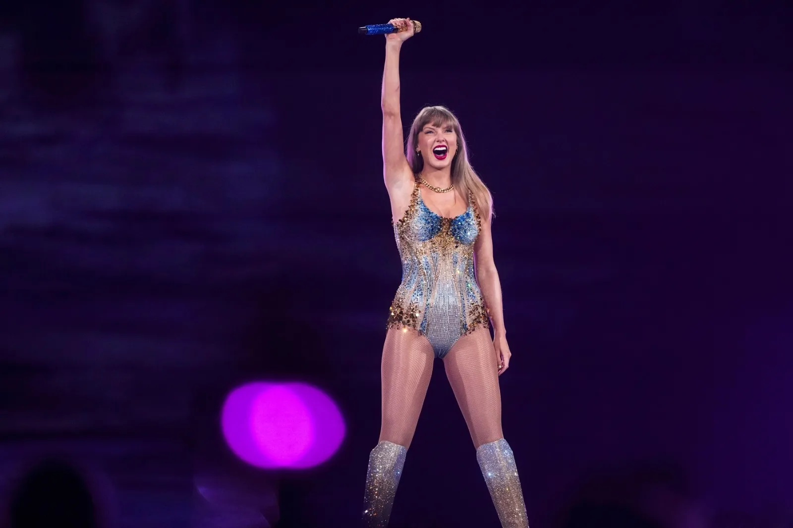 Banda de cibercriminales robó y revendió cientos de boletos para conciertos de Taylor Swift: fiscales