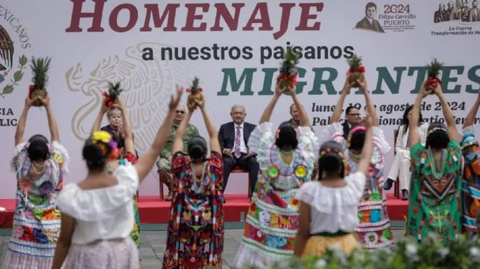 AMLO encabeza homenaje a migrantes mexicanos