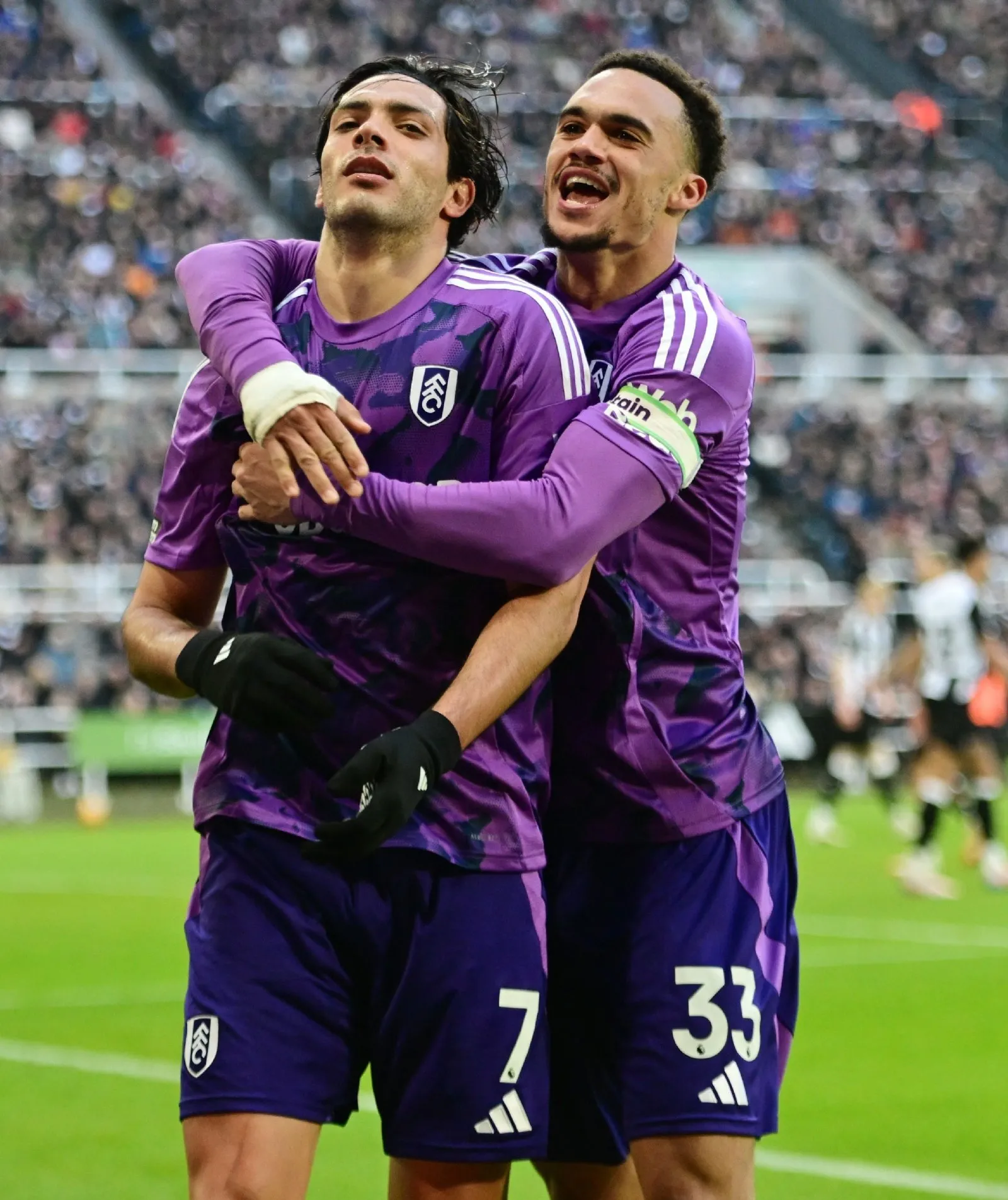 Raúl Jiménez anota gol en la victoria 2-1 del Fulham ante el Newcastle (Video)