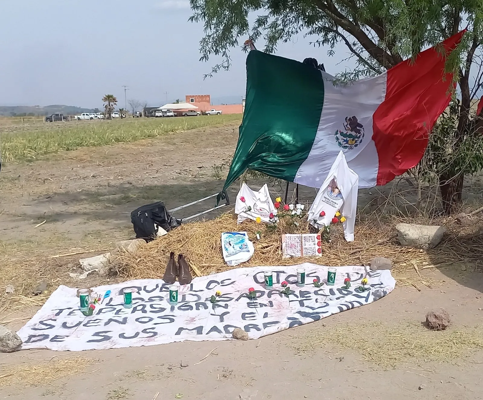 Instalan memorial en Teuchitlán para víctimas de desaparición; siguen llegando colectivos