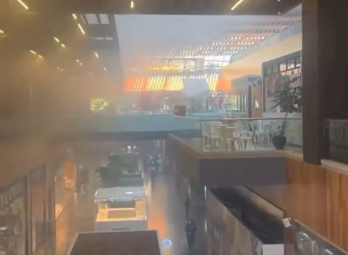 Incendio en El Farolito de la plaza Miyana en Polanco; evacúan a mil 500 personas (Videos)