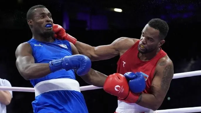 El bicampeón olímpico Julio César La Cruz pierde ante desertor cubano en boxeo