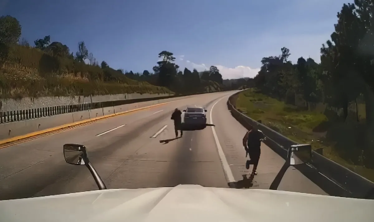 Trailero graba su asalto y secuestro en la autopista México-Puebla (Video)