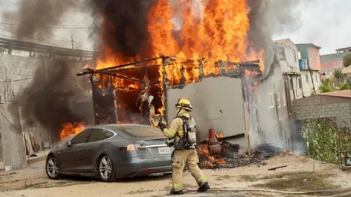 Intenta conectar su Telsa a “diablito”, pero quema el carro e incendia casa en Tijuana