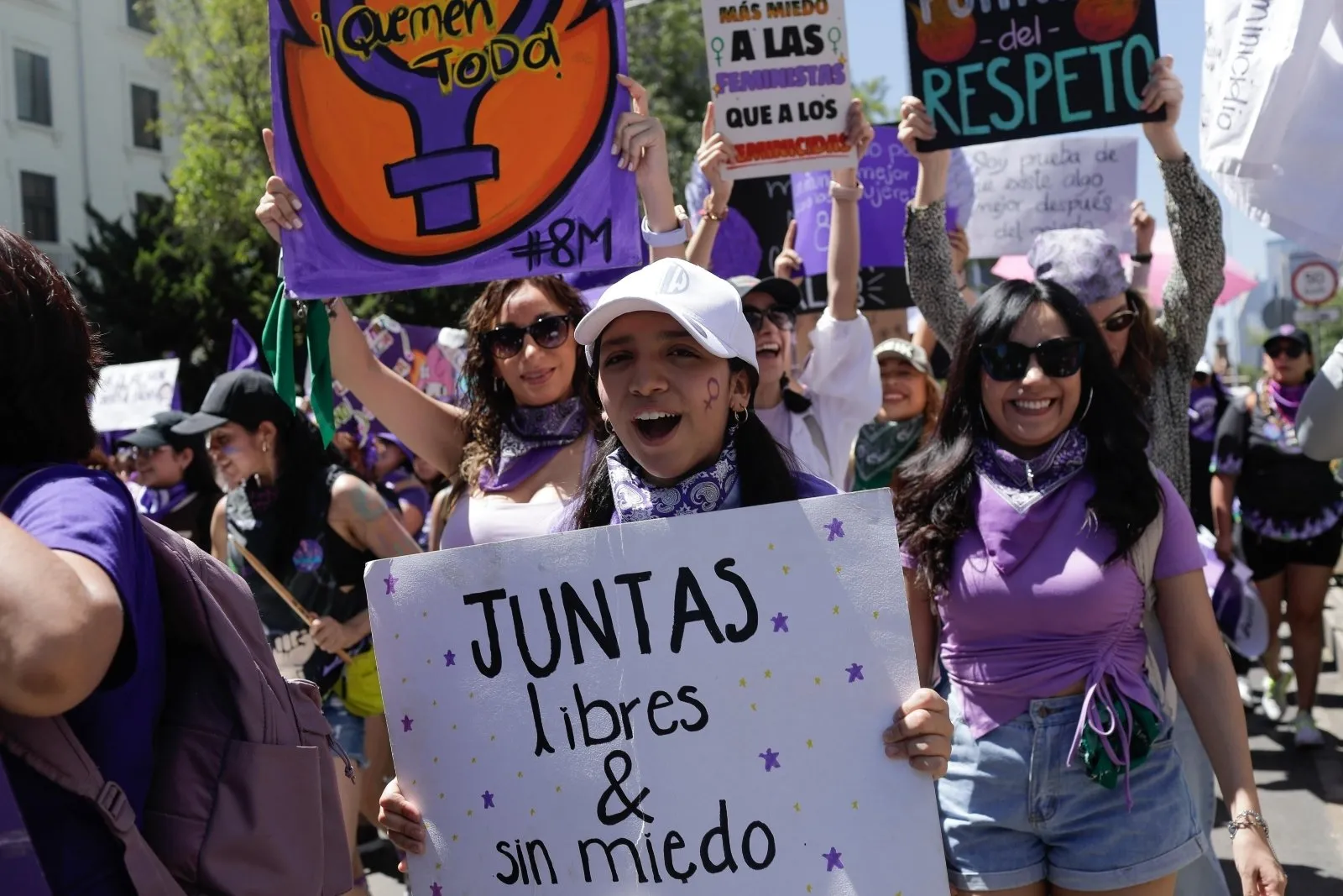 Avanzan hacia el Zócalo los contingentes de la marcha del 8M (Videos)