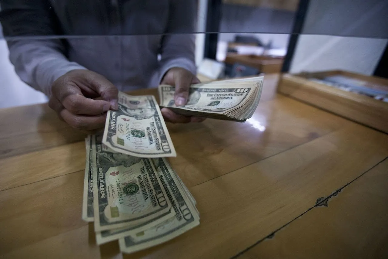 Peso mexicano recupera terreno en la mañana del lunes por caída del dólar