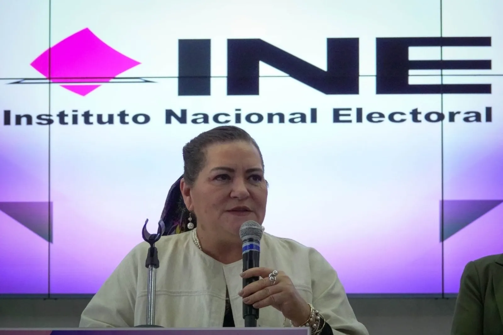 Por recorte al INE, mexicanos en el extranjero no podrán votar en elección de juzgadores