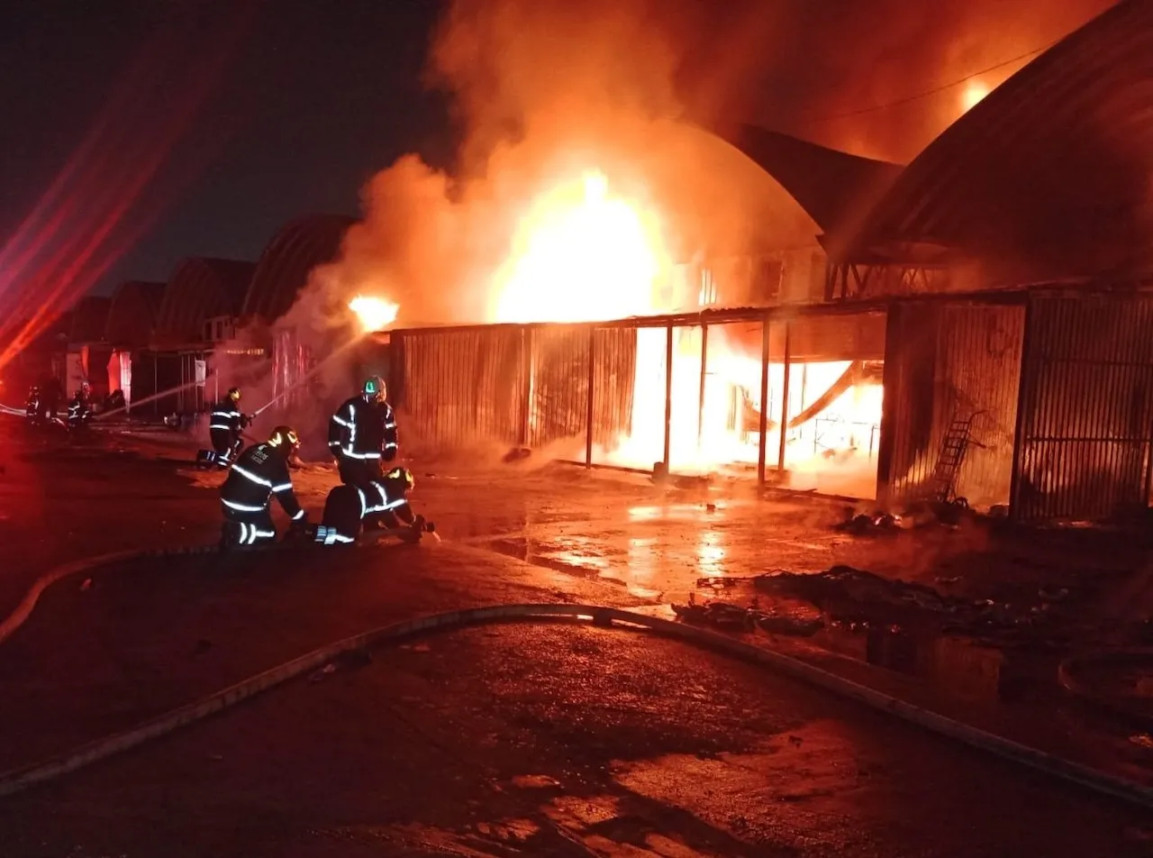 Fuerte incendio en la Central de Abasto de CDMX; reportan 70 locales afectados (Videos)