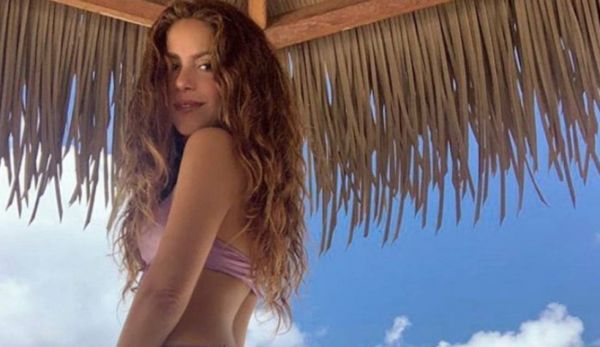Shakira paralizó las redes sociales con sensual bikini junto al mar.