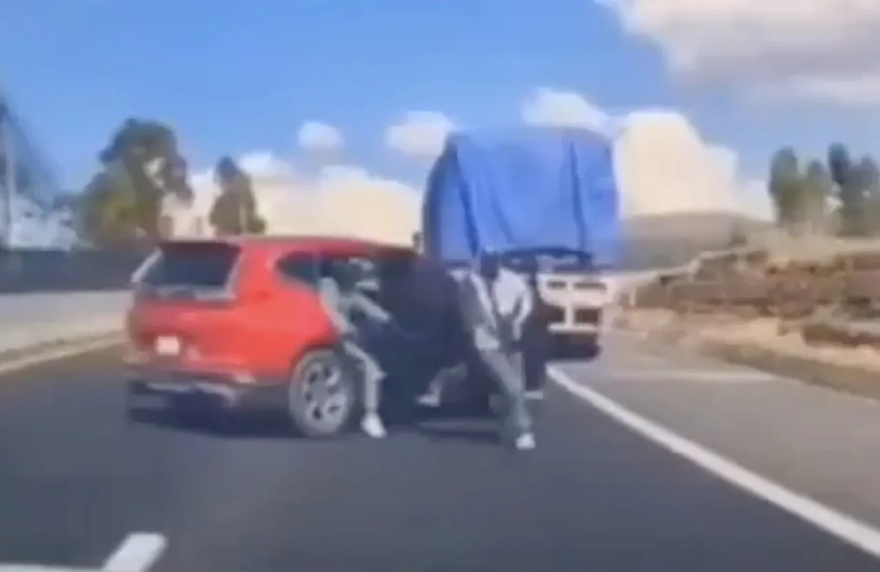 Familia escapa de sujetos armados que intentaron asaltarla en carretera a Texcoco (Video)