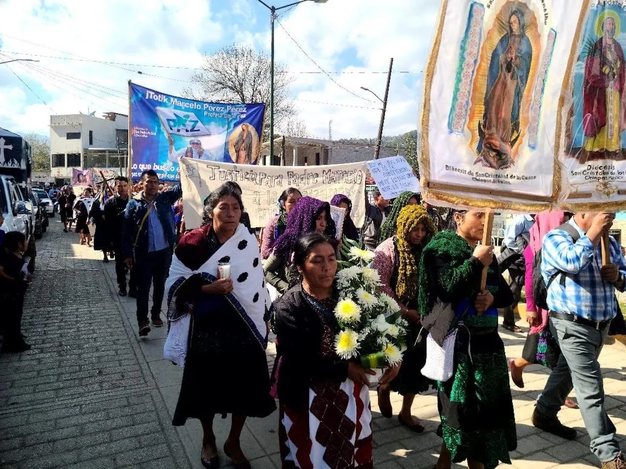 Peregrinación en Chenalhó para exigir justicia por el asesinato del padre Marcelo Pérez (Video)