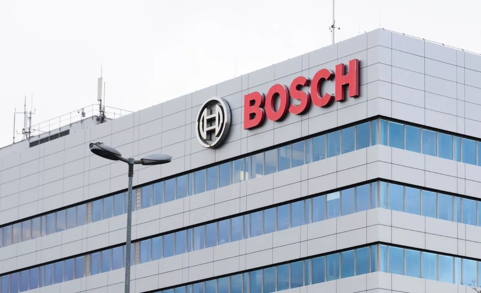 Bosch recortará 5 mil 500 empleos ante problemas de la industria automotriz