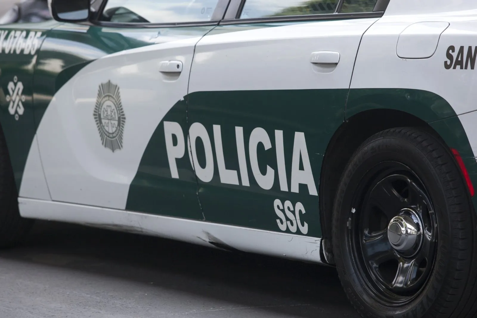 Choca su camioneta contra una patrulla y lesiona a dos policías de la SSC