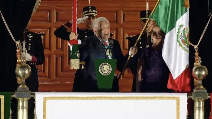 “Viva la Cuarta Transformación”, grita AMLO en el Zócalo (Video)